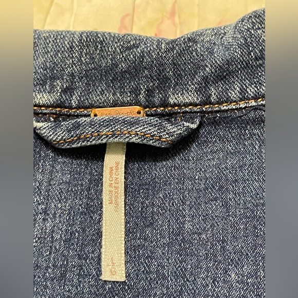 Free People Distressed Denim Trucker Jacket size L EUC - Picture 9 of 11